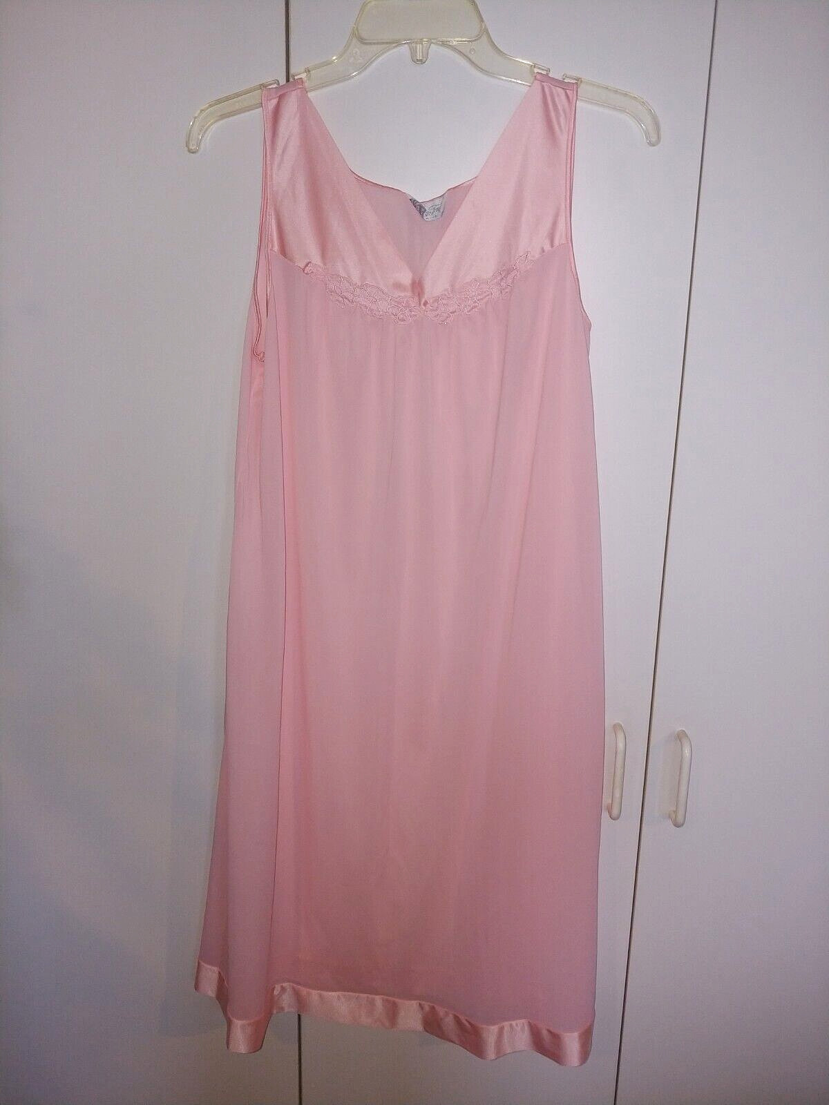 VTG. VANITY FAIR LADIES SLEEVELESS SHORT PINK NYLON NIGHTIE-M-WORN ONCE-NICE
