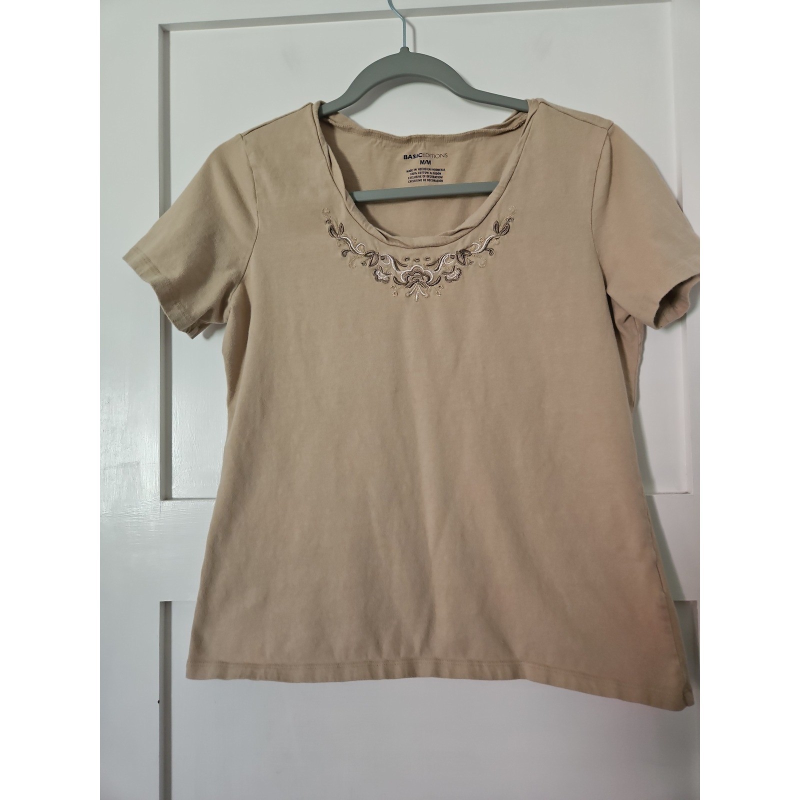 Vintage Basic Editions Tan Embroidered T-Shirt Medium 100% Cotton Scoop Neck