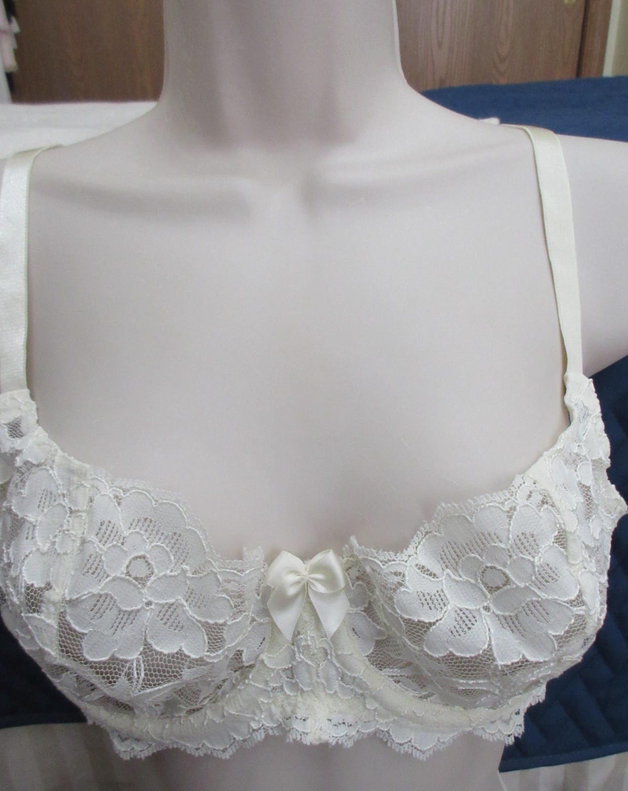 96′ mint VICTORIA’S SECRET IVORY & LACE plunge DEMI UW bra 38 B UNWORN