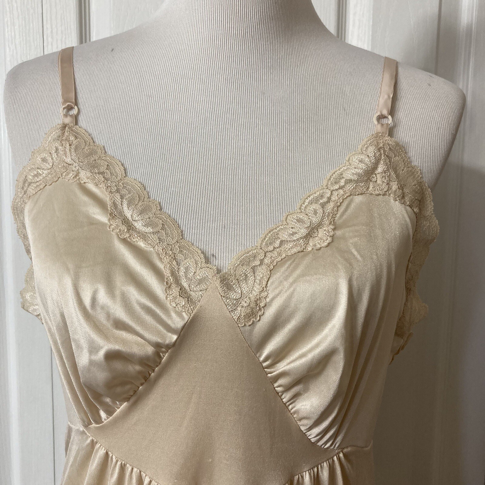 Vintage Sears Ivory Full Slip Womens Sz 36-38 Nylon Lace Trim V-Neck