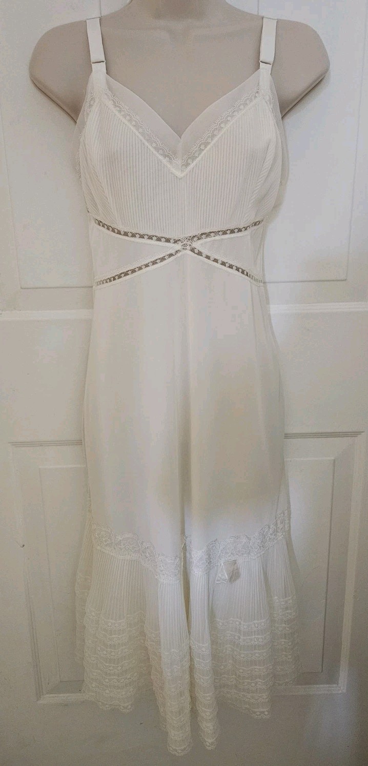 Beautiful Vintage Movie Star Nightgown With Lace And Ruffle Sz 36
