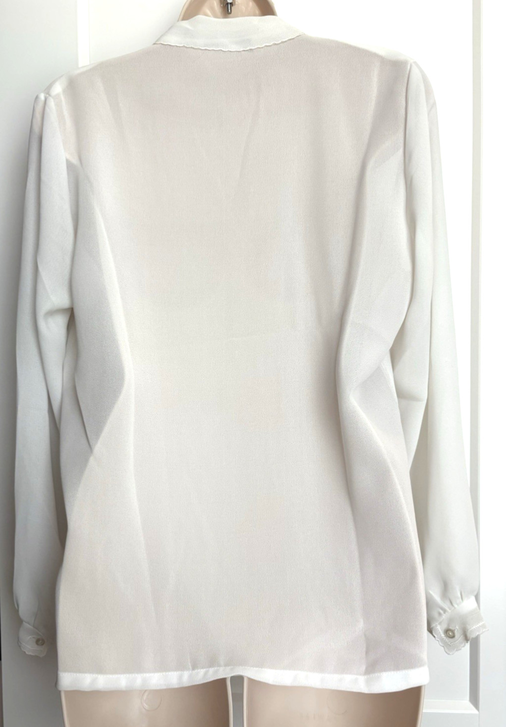 White Blouse Silky Button 9/10 Front Flower Collar & Cuff Vintage Carry Back