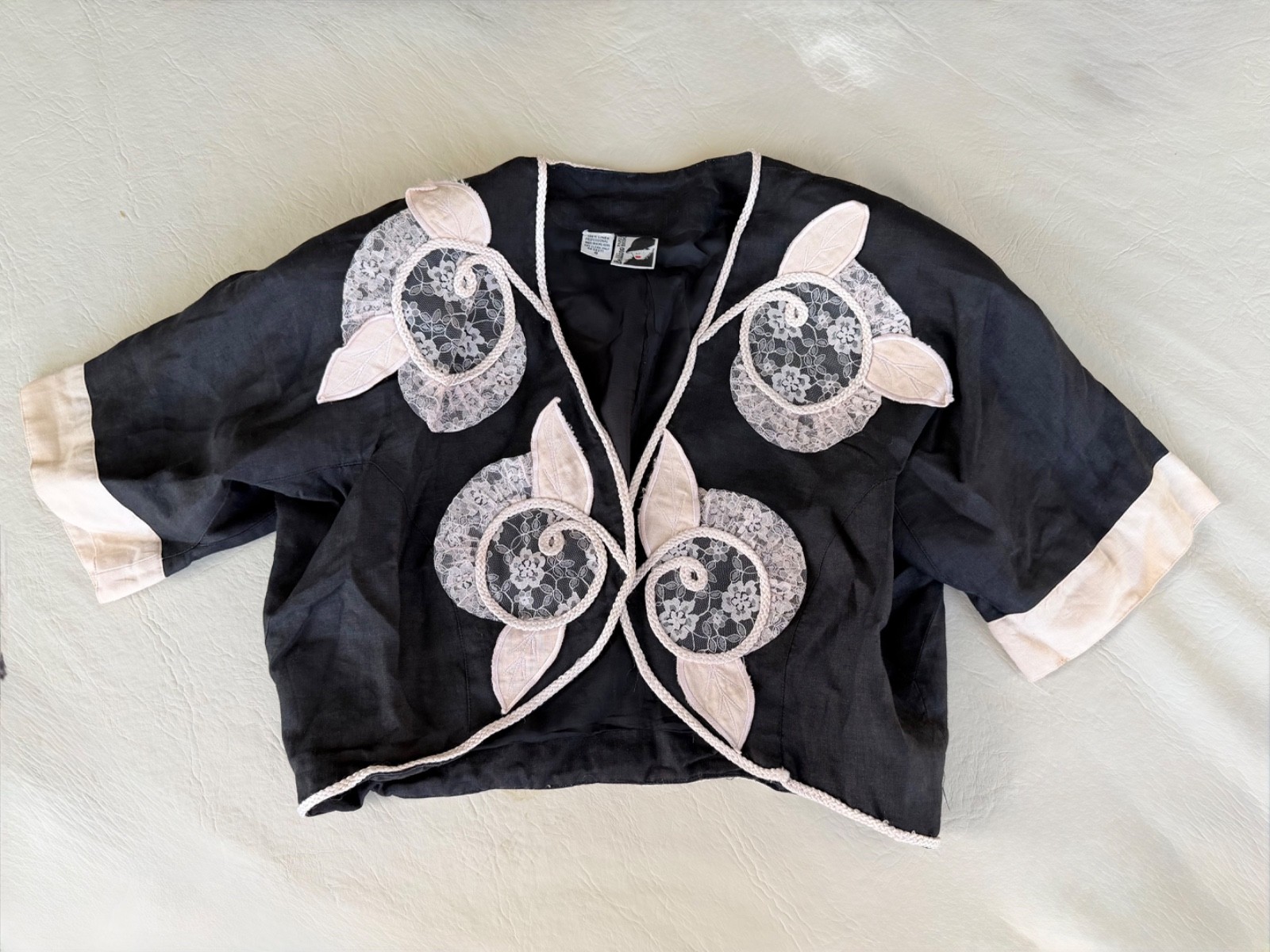 Bellino Paris Mode Linen Crop Jacket – Lace Rose Appliqué, Black & Ivory, Size 8