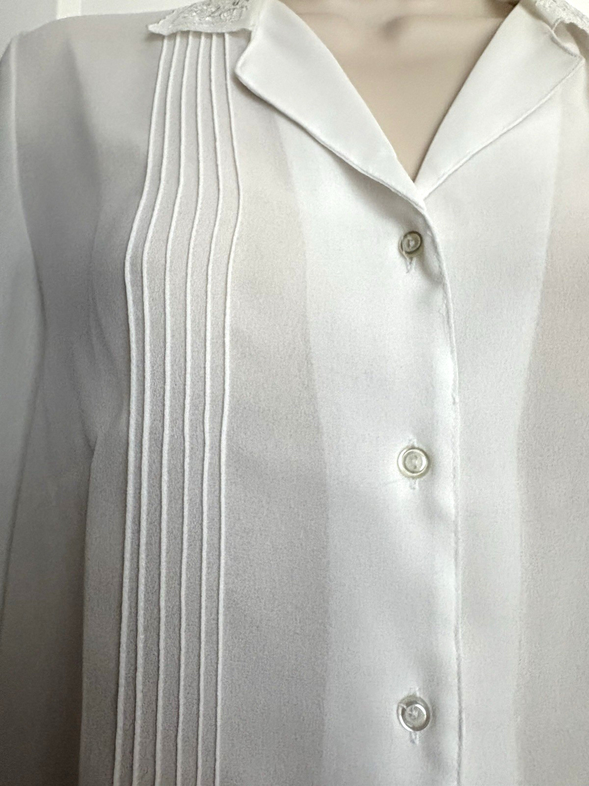 White Blouse Silky Button 9/10 Front Flower Collar & Cuff Vintage Carry Back