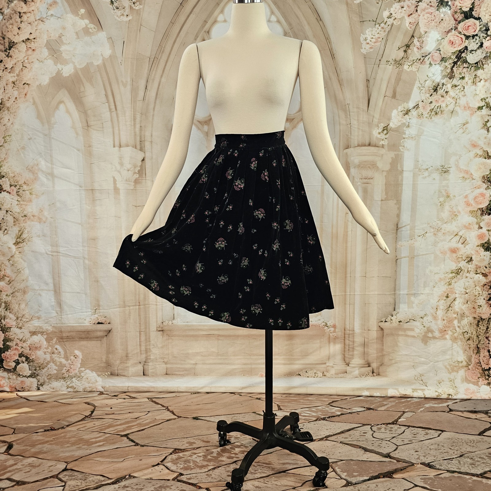 Vintage 1950s Skirt Velvety Black Pleated Floral Novelty Print Pinup Rockabilly