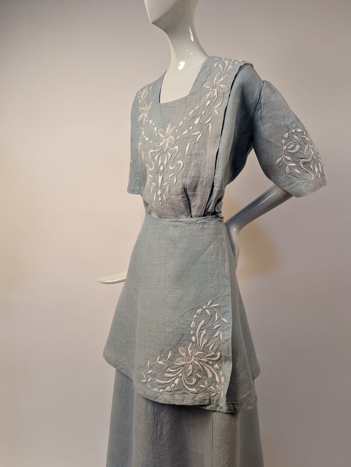 MUSEUM QUALITY EDWARDIAN BLUE LINEN DRESS W WHITE HAND EMBROIDERY