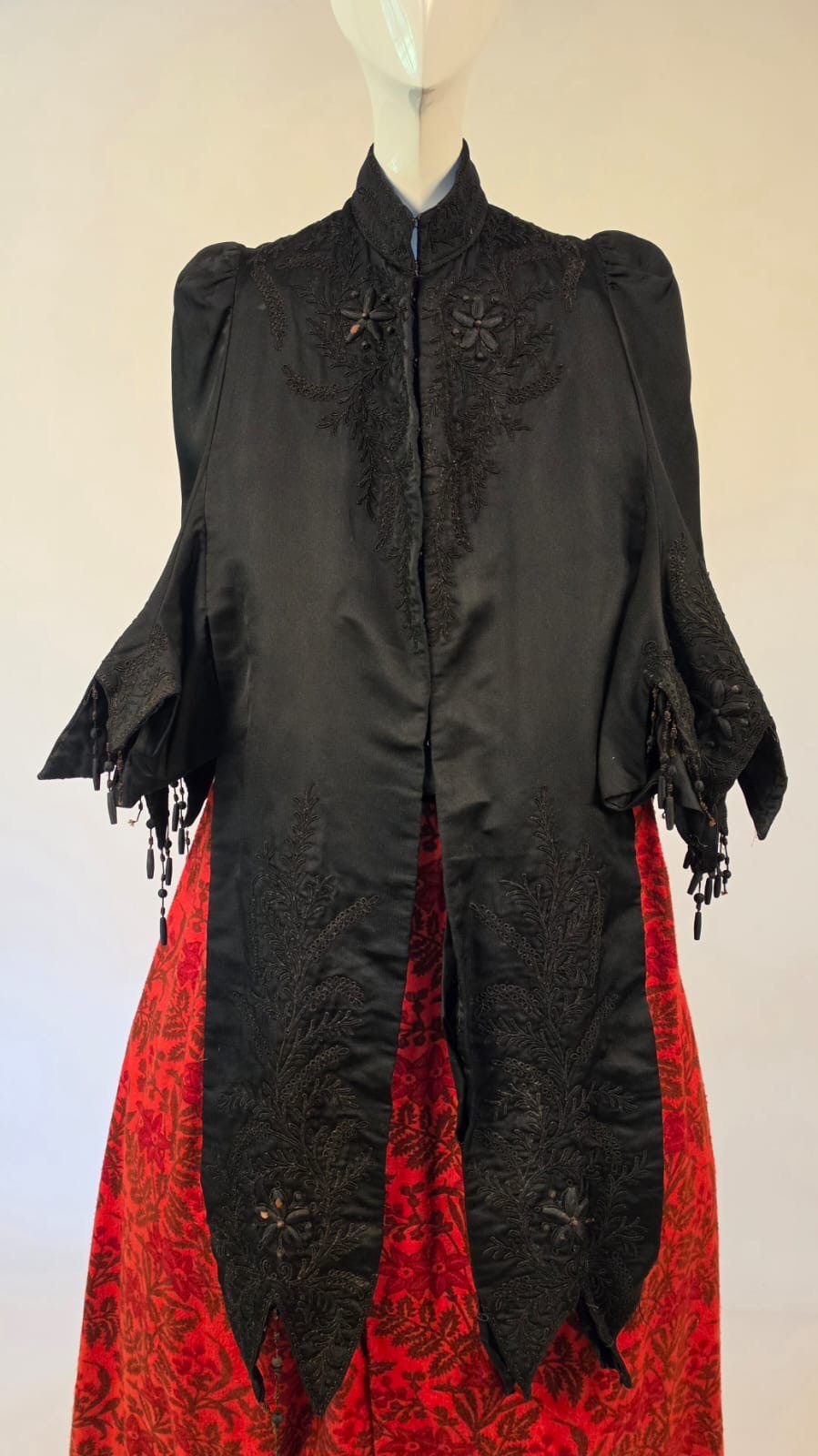VICTORIAN 1870’S BUSTLE BACK DOLMAN VISITEE CAPE W RICH EMBROIDERED DETAILS