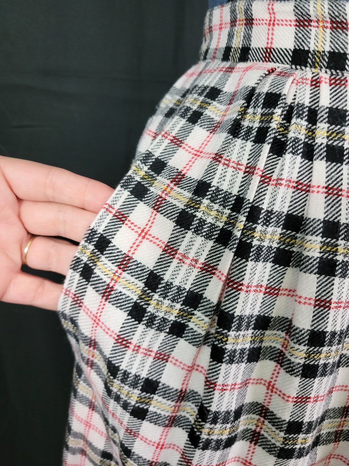 Vintage Marshall Fields Red/Black/White Plaid Skirt w Pockets Size 6P
