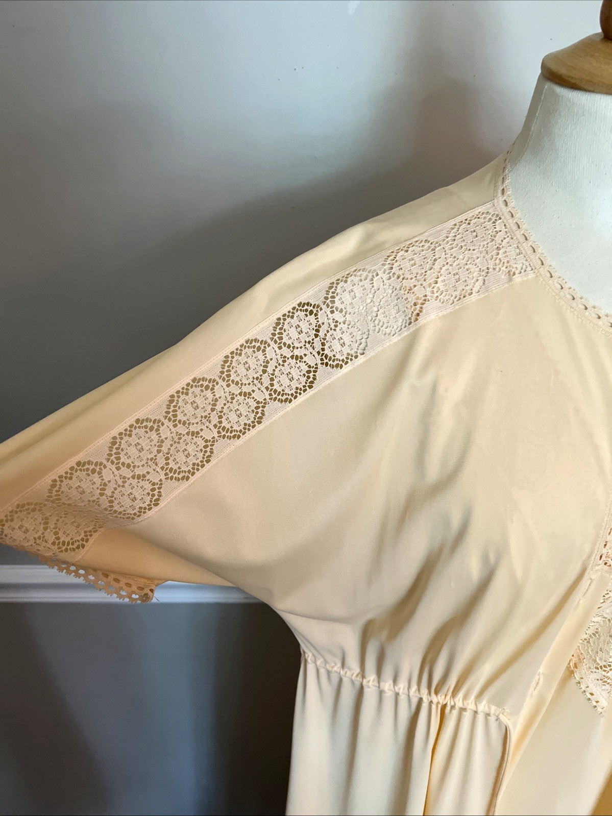 VANITY FAIR Peignoir Gown Robe Lace Light Peach Nylon Vintage 1970s Glam 36
