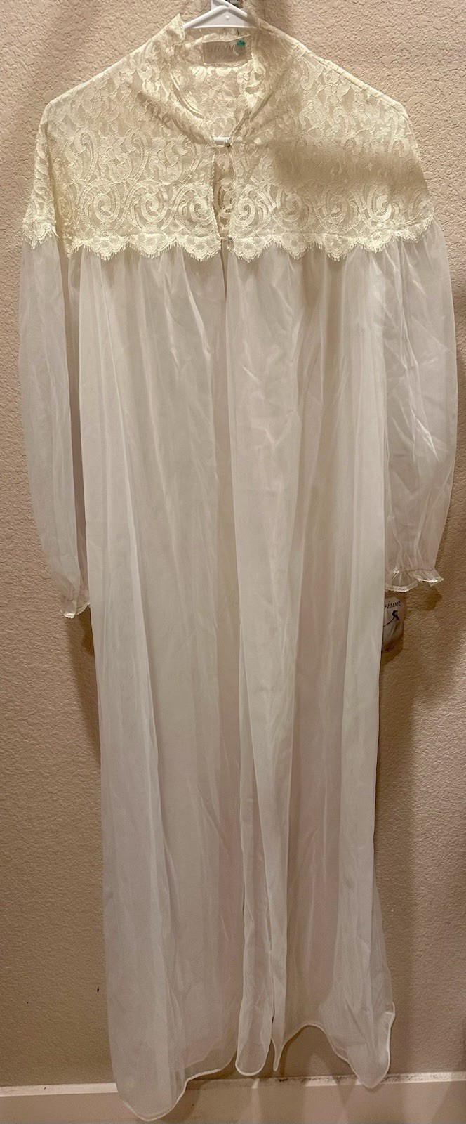 NWT Vanity Fair Ivory Lace Vintage Sheer Nightgown Robe Pearls Size Small