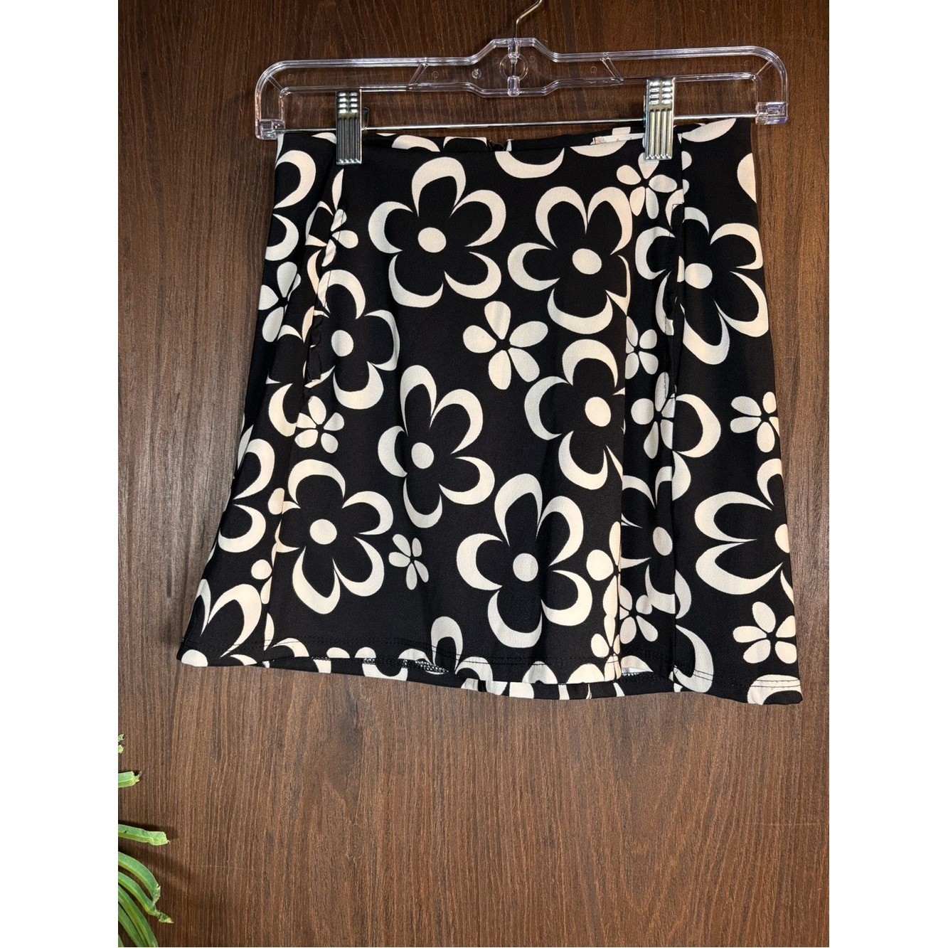 Altar’d State Black Floral Mini Skirt XS Retro Mod Daisy Print