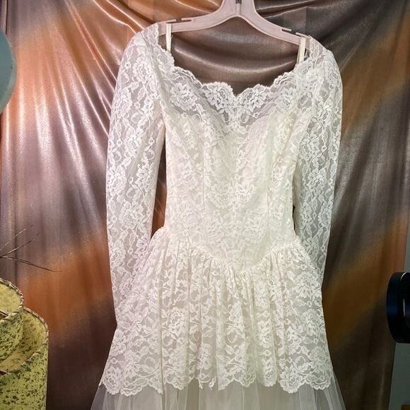 Vintage 1950’s white wedding dress. Size xs. 32” chest 24” waist. Bag A. ACE