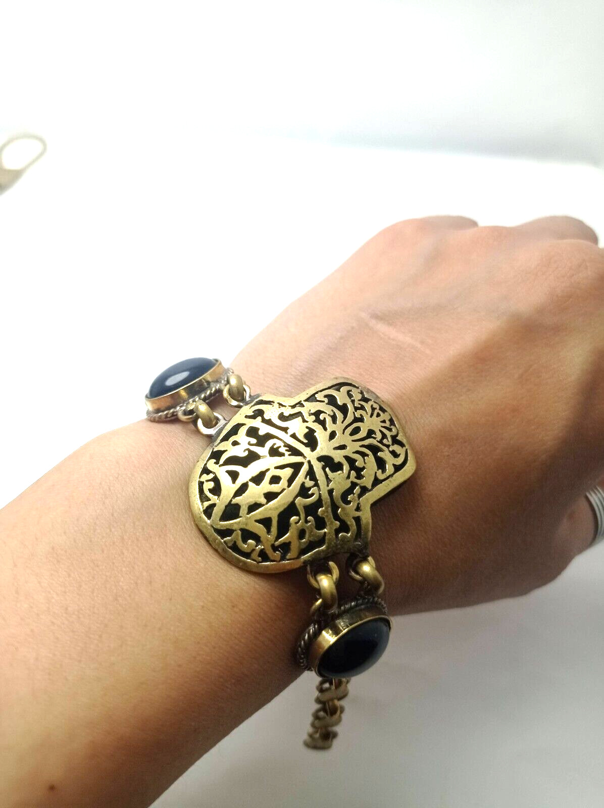 A bracelet made of copper for women and men and containing a black onyx stone