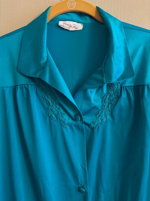 Vanity Fair M Nylon Robe Opaque Button Front Collar 3/4″ Sleeve Satin Trim 40″