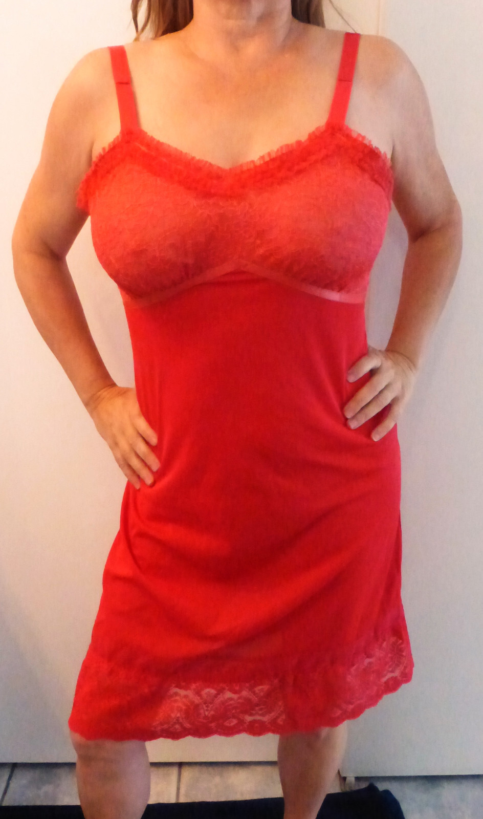 GOOD FIND 1950s BLUE SWAN ELEGANT RED MEGALACY SATINY NYLON FULL SLIP 36 38 EVC