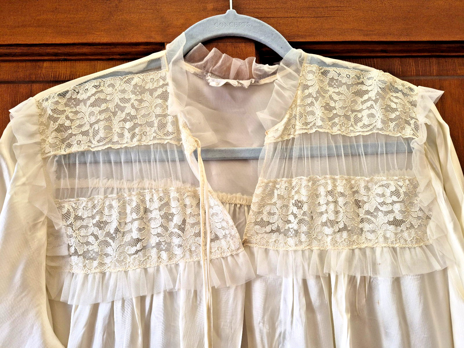 VINTAGE NEGLIGEE ROBE IVORY WHITE 1950’s SILKY SATIN/LACE/TULLE BY “TULA”