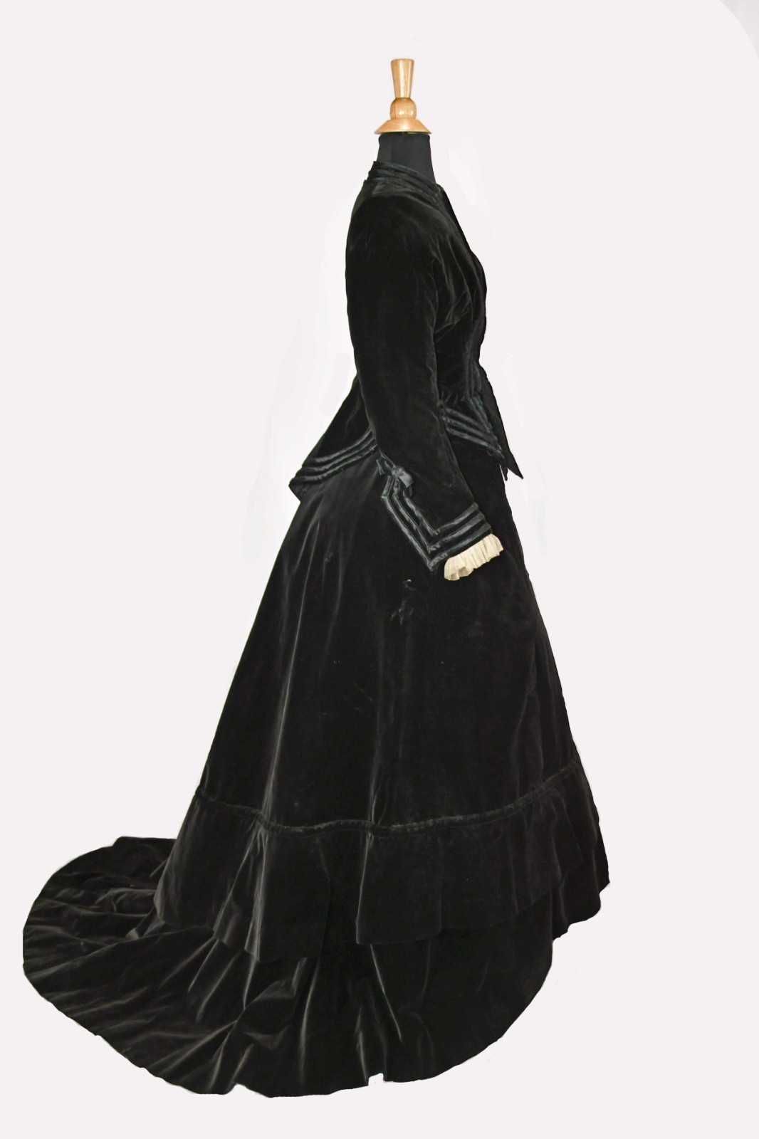 VICTORIAN TRAINED VISITING DRESS, 3 PC VELVET OUTFIT, 1880s, MUSEUM DEACCESSION