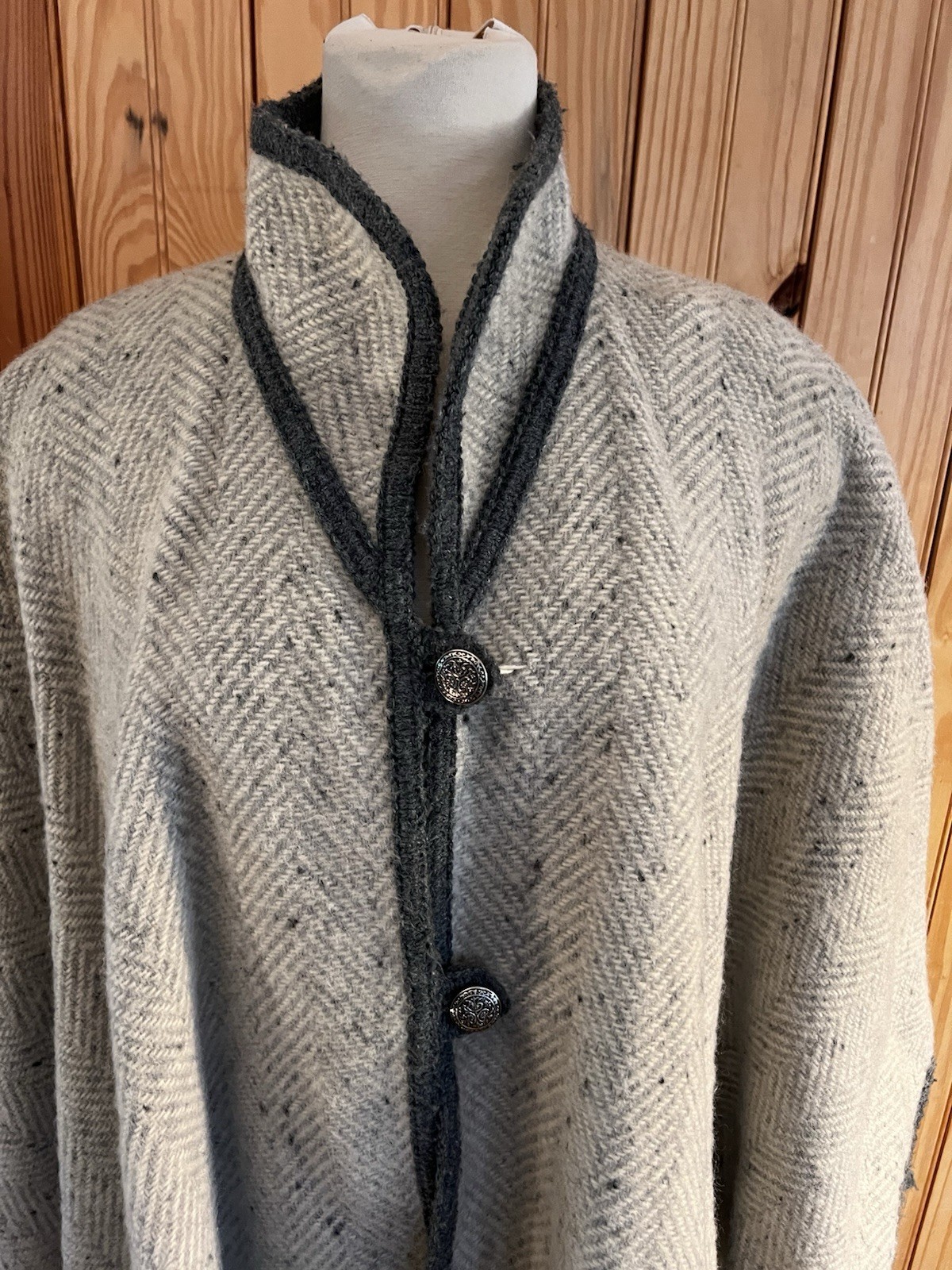 Vtg Wool Poncho Heavy Reversible Gray White Women’s One Size Fits All