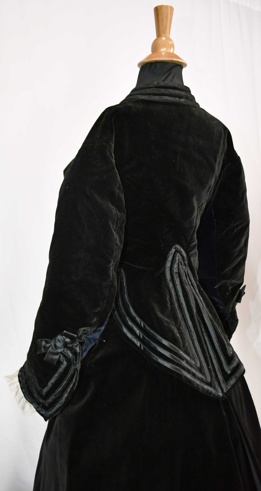 VICTORIAN TRAINED VISITING DRESS, 3 PC VELVET OUTFIT, 1880s, MUSEUM DEACCESSION