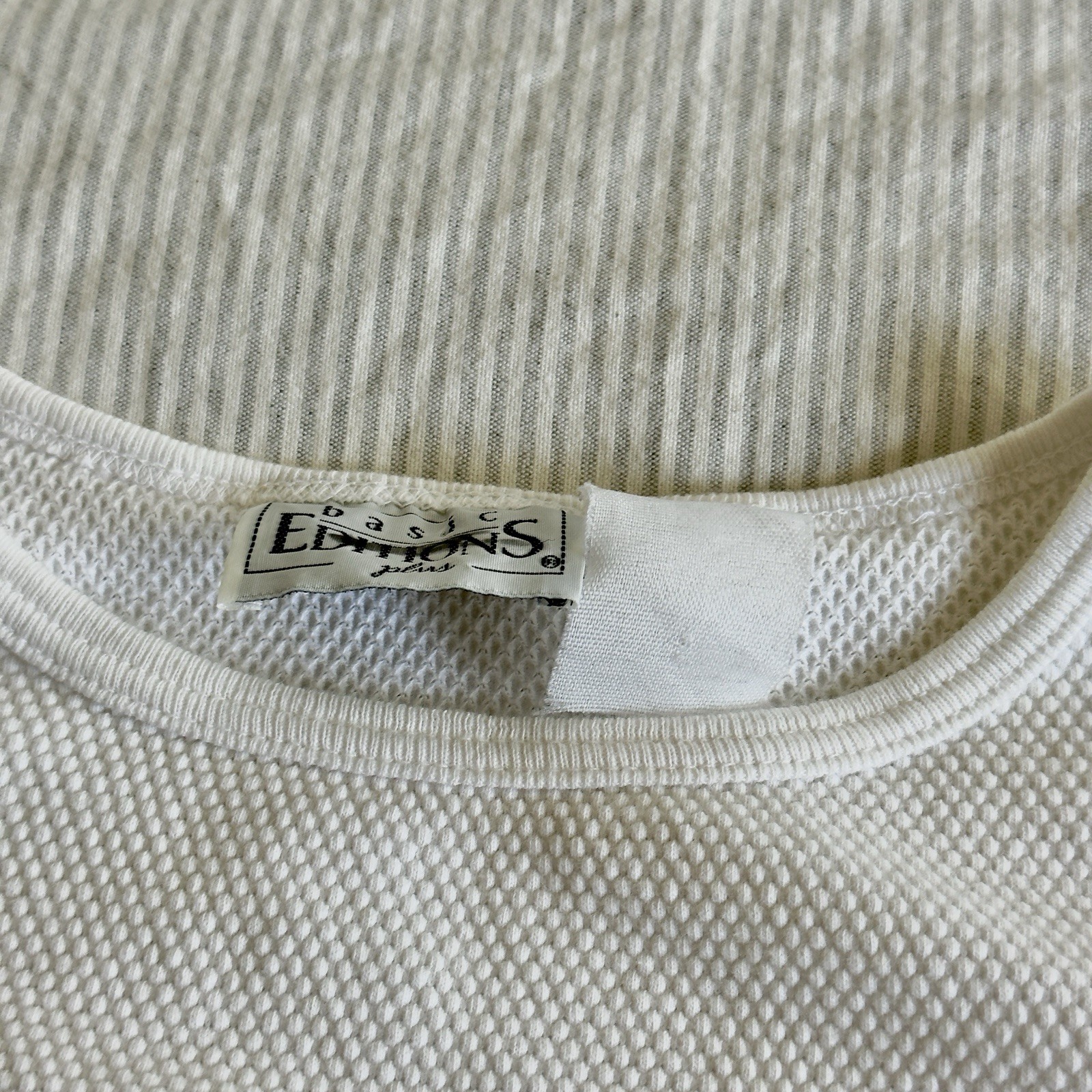 Basic Editions Vintage 90s White Textures Floral Print Boxy Tee Fits Size Large