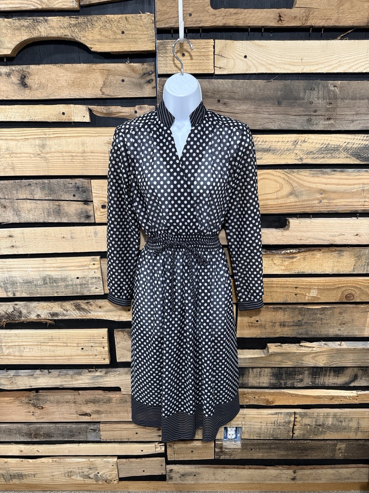 Vintage Women’s (ILGWU) label Made In USA Black and White Polka Dot Dress 8