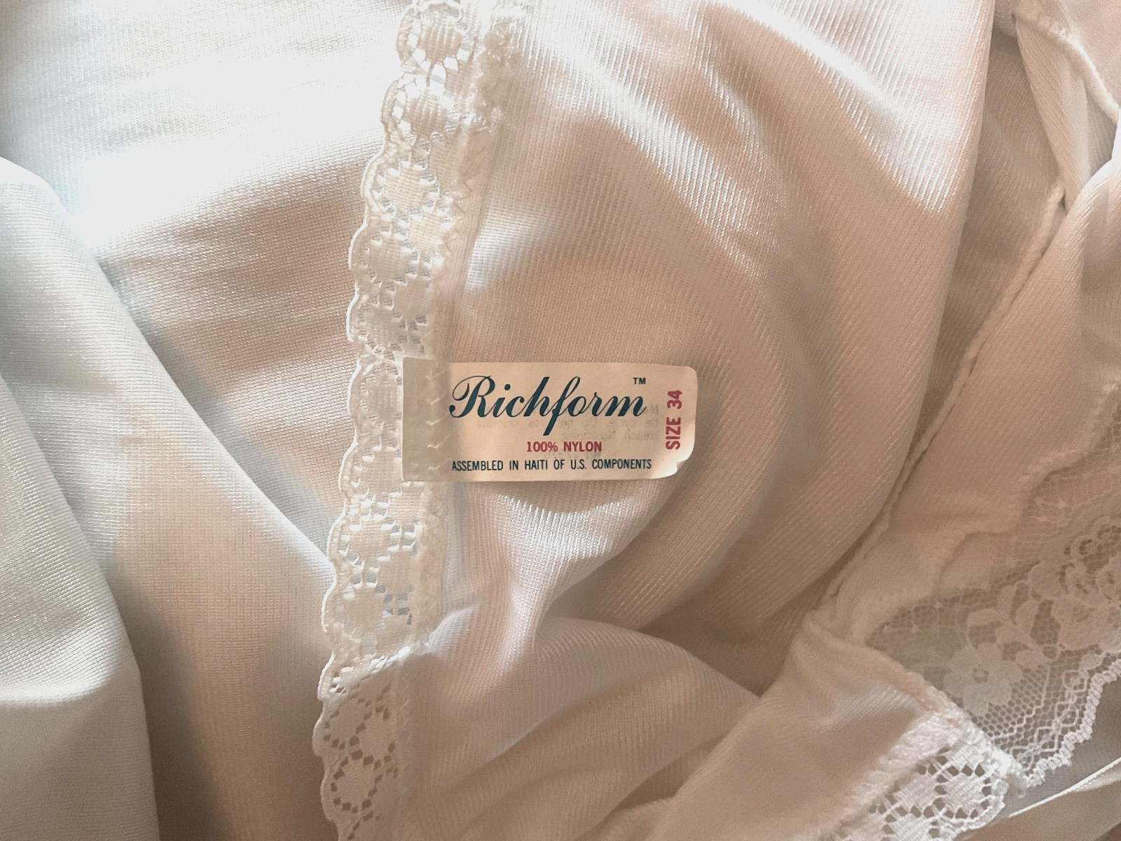 VTG RICHFORM WHITE SZ 34 FULL SLIP 100% NYLON LACE TRIM BODICE & HEM EXC. COND.