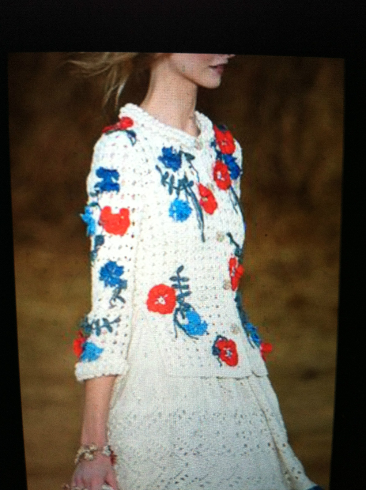 Chanel 10P VINTAGE CROCHET ECRU TOP BLUE RED CAMELLIA FLOWERS Gold CC FR38-FR36