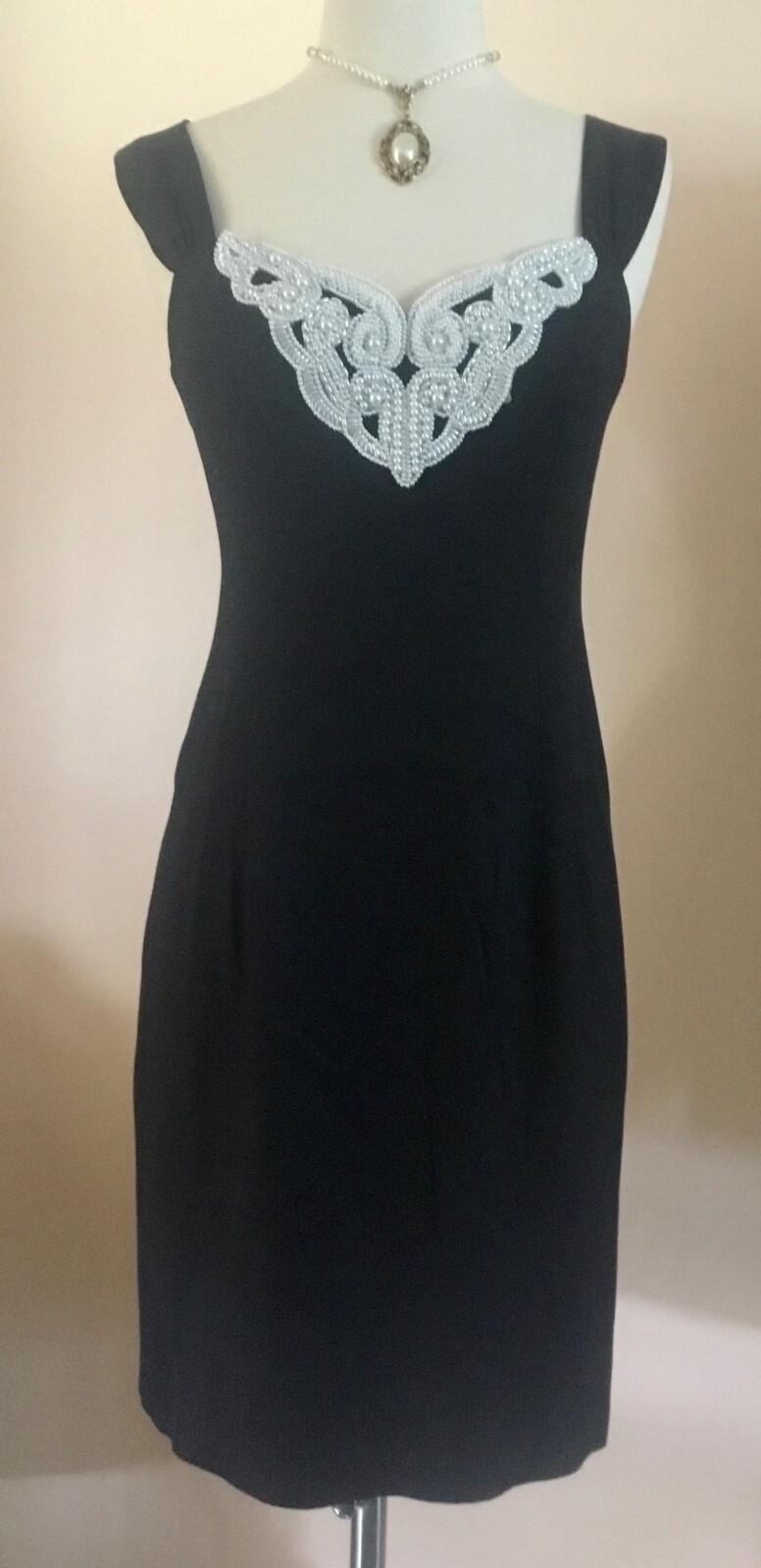 VTG BARI~JAY SIZE 5~6 BLACK SLEEVELESS DRESS W/PEARL ACCENTS ILGWU RAYON ACETATE