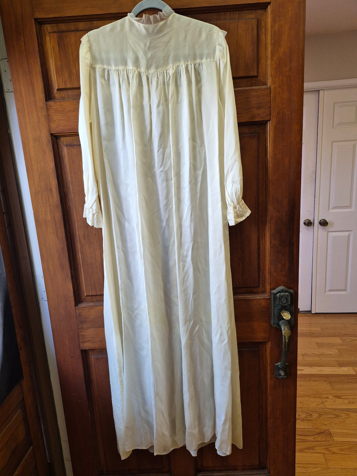 VINTAGE NEGLIGEE ROBE IVORY WHITE 1950’s SILKY SATIN/LACE/TULLE BY “TULA”