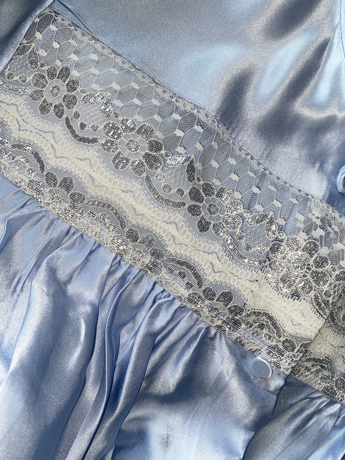 VTG SILK SHINY BABY BLUE SILVER LACE BUTTON UP NIGHTGOWN COQUETTE COTTAGE S NOS