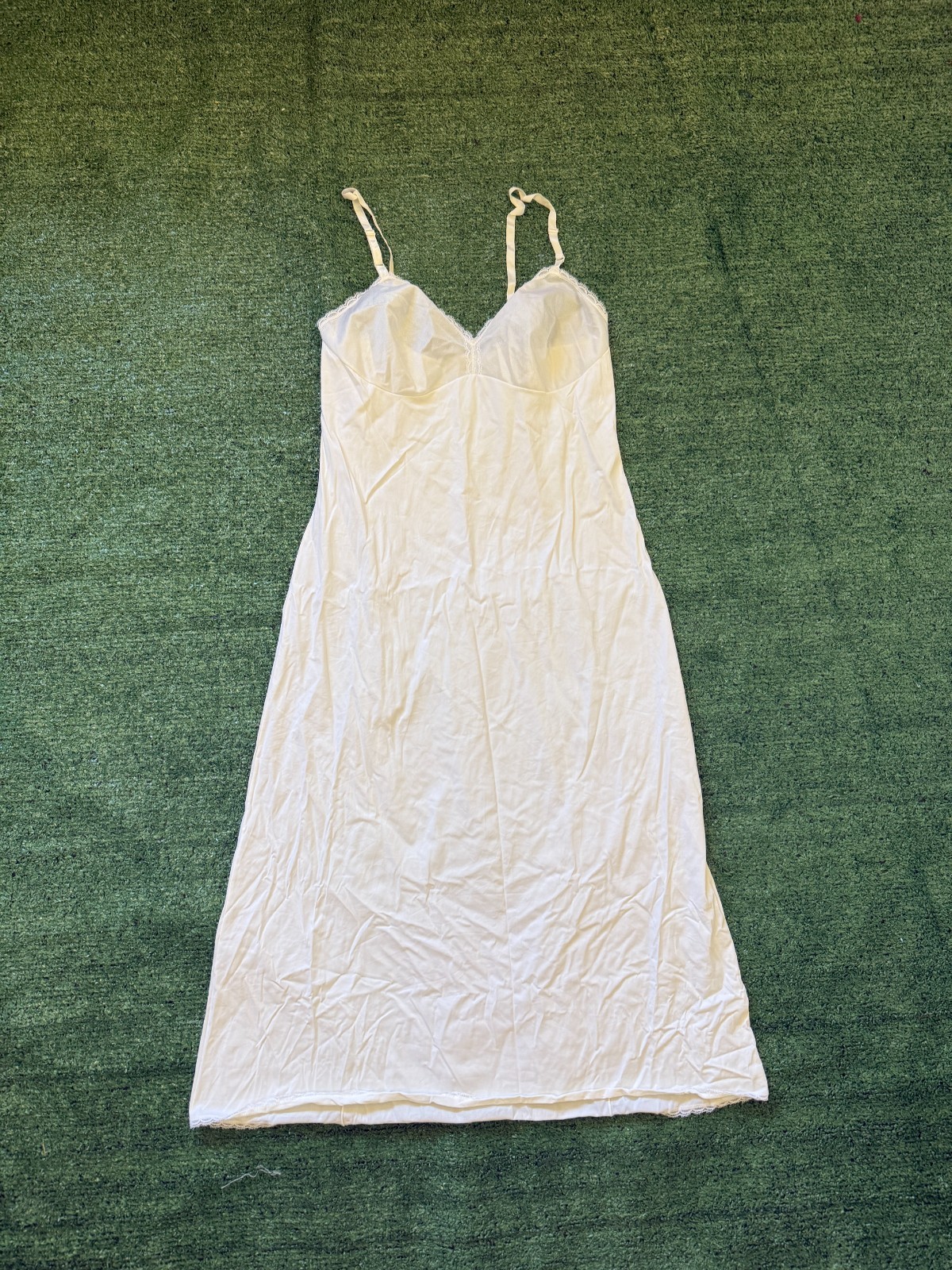 Vintage Vanity Fair women’s Nightgown Lingerie white size 32 Sleepwear Fairytale