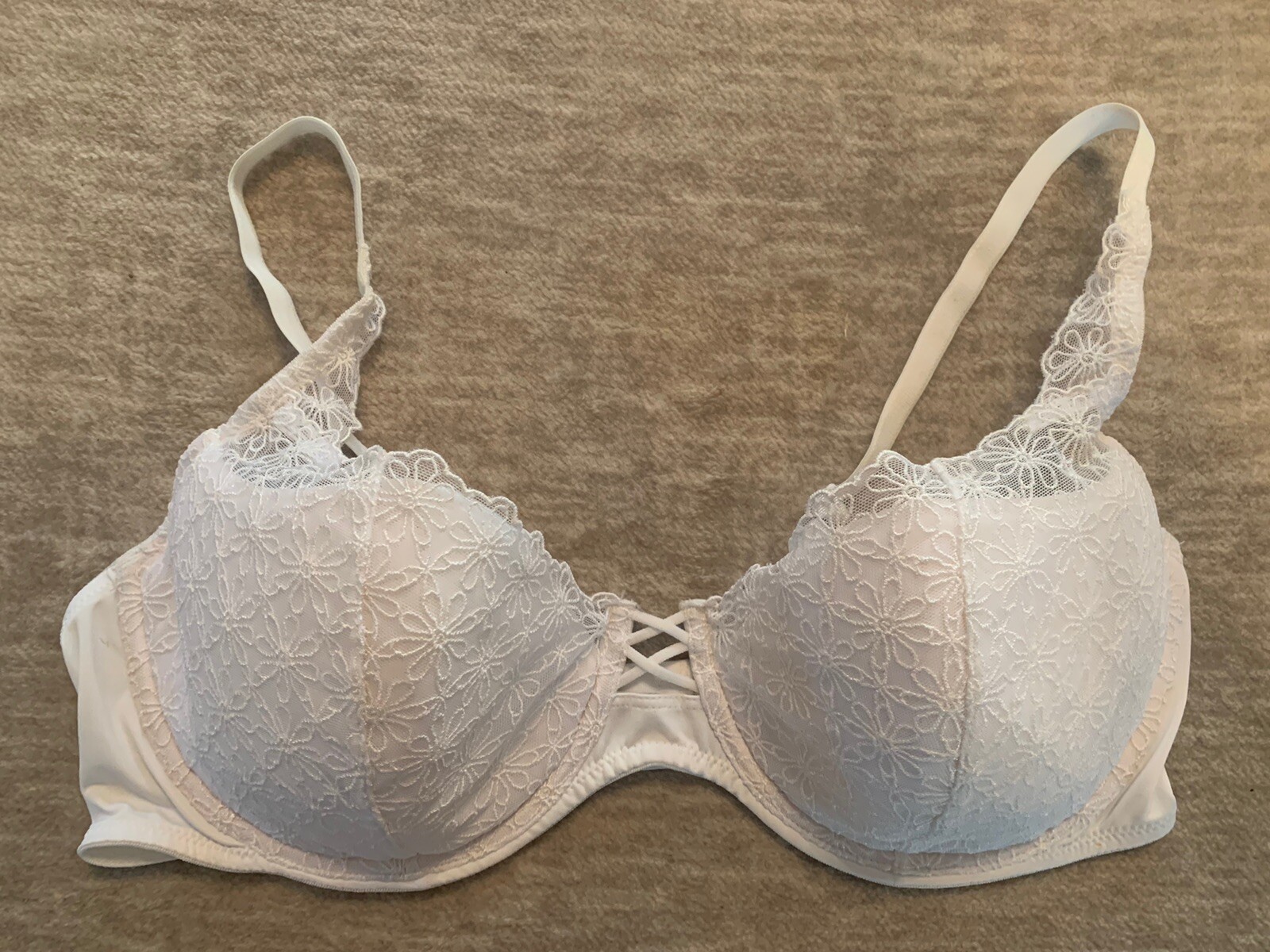 VASSARETTE style 75-899 vintage soft padded UW White LACE bra 42C Very Feminine