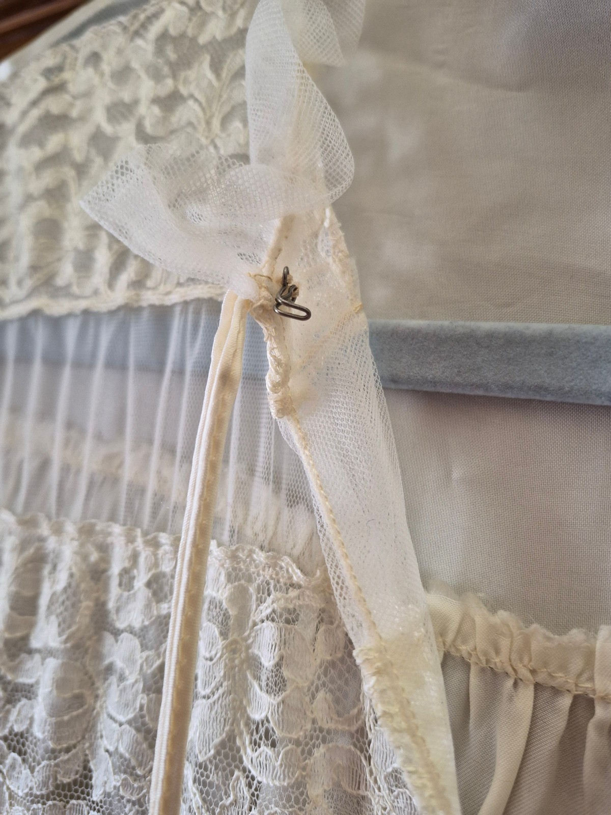 VINTAGE NEGLIGEE ROBE IVORY WHITE 1950’s SILKY SATIN/LACE/TULLE BY “TULA”