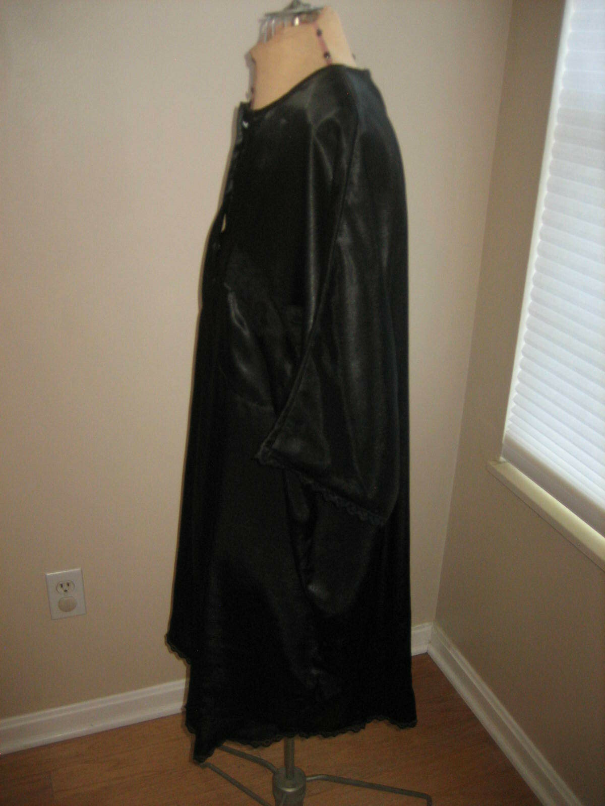 INTIMATE PLEASURES Polyester Black Short Sleeve Night Gown – Size 14 / 16