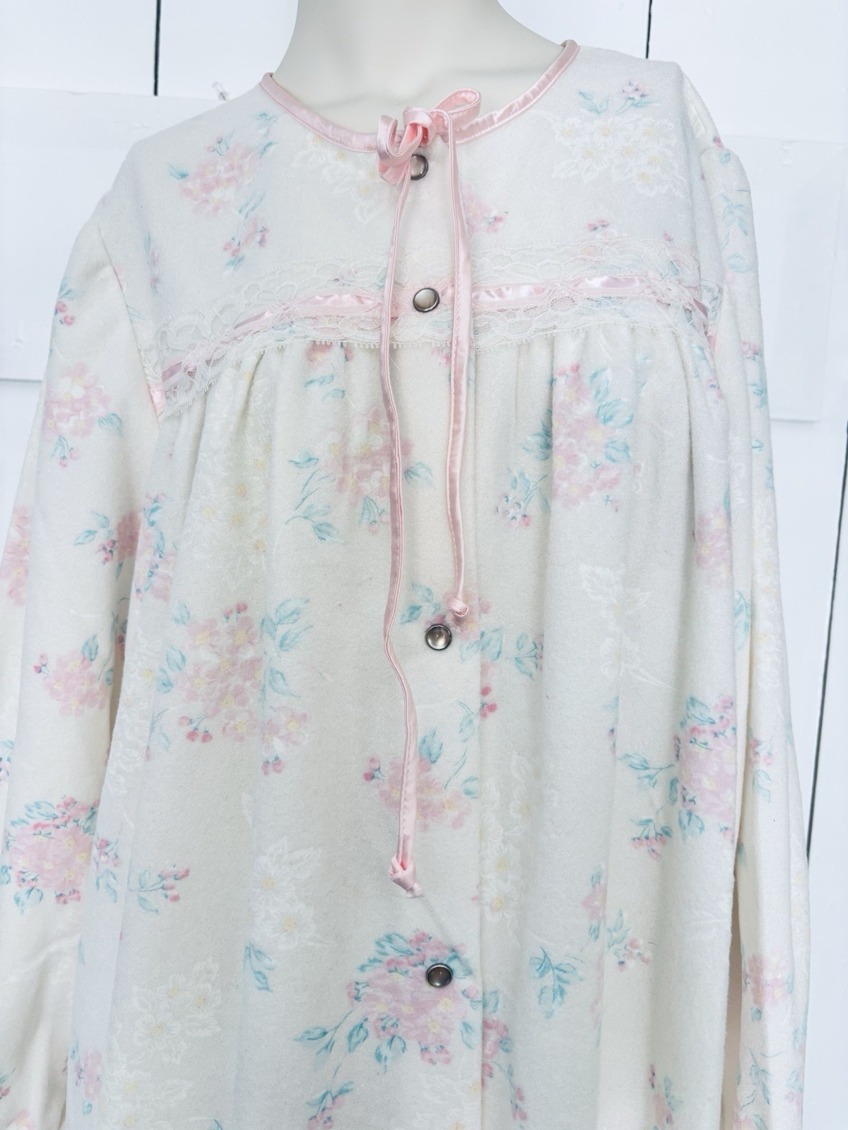 Vintage Vandemere Women House Coat Long Robe Nightgown Fleece Lace Floral Pocket