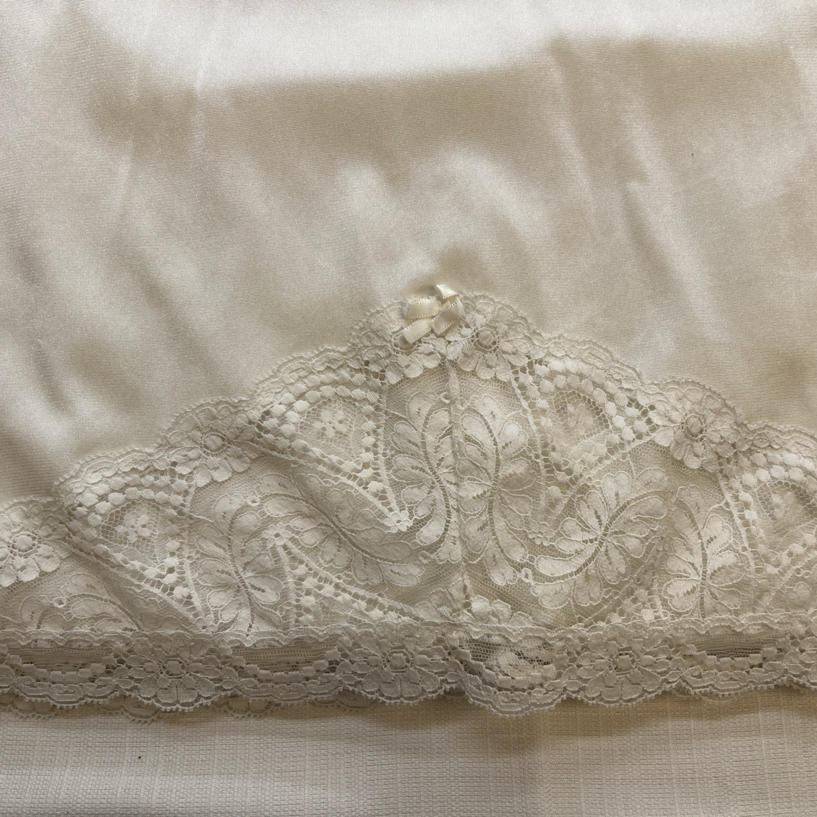 VTG VASSARETTE Size M NYLON Lace Hem 32″ Long HALF SLIP Off White