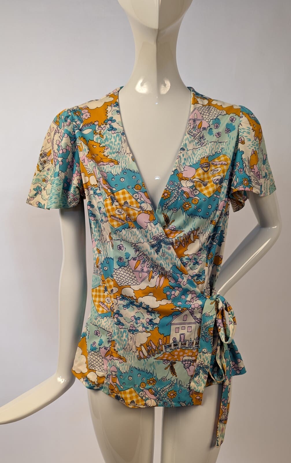 SWEET COLORFUL CARTOON PICNIC PRINT VINTAGE 1970’S WRAP TOP