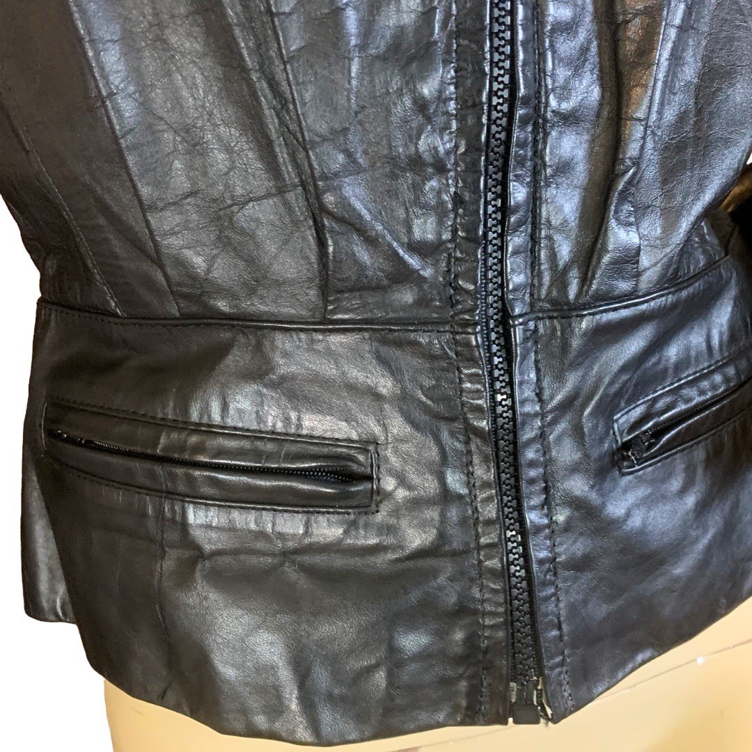 VINTAGE 1980’S BERMAN’S BLACK LEATHER CROPPED MOTO JACKET SIZE SMALL/10