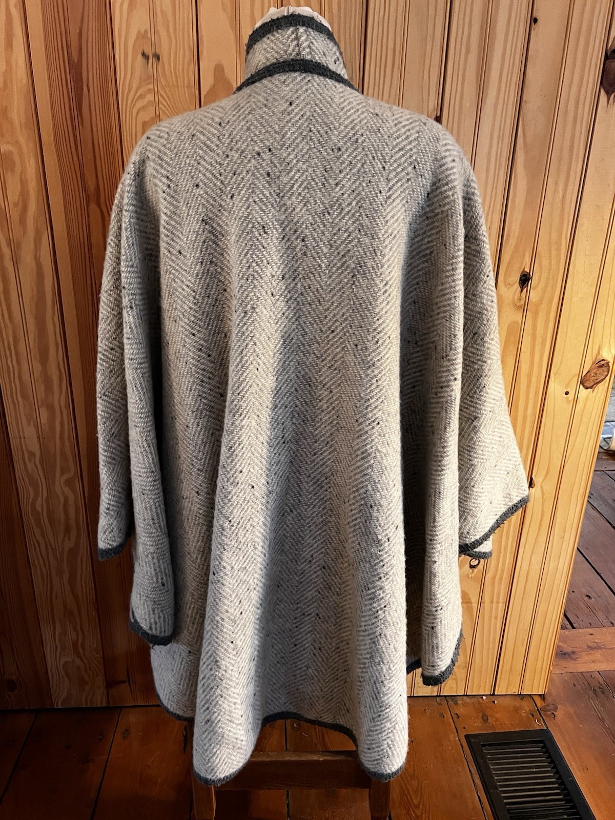 Vtg Wool Poncho Heavy Reversible Gray White Women’s One Size Fits All