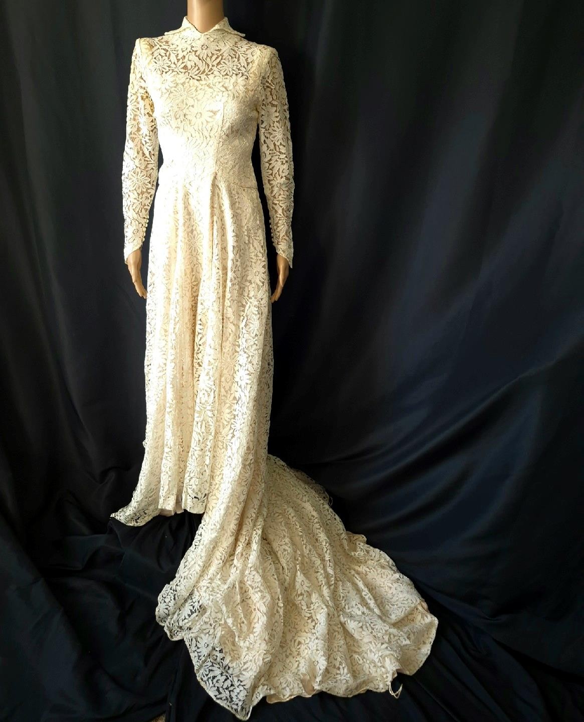ROMANTIC CHAMPAGNE LACE & SATIN Vintage 1930s 40s BRIDAL WEDDING DRESS S