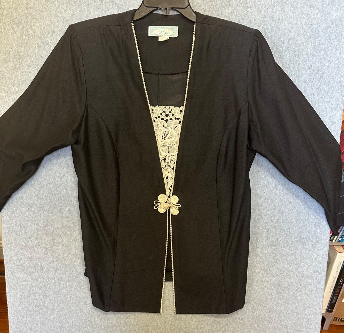 Vintage Filigree Women’s Black Lace Trim Jacket & Skirt Set – 14W