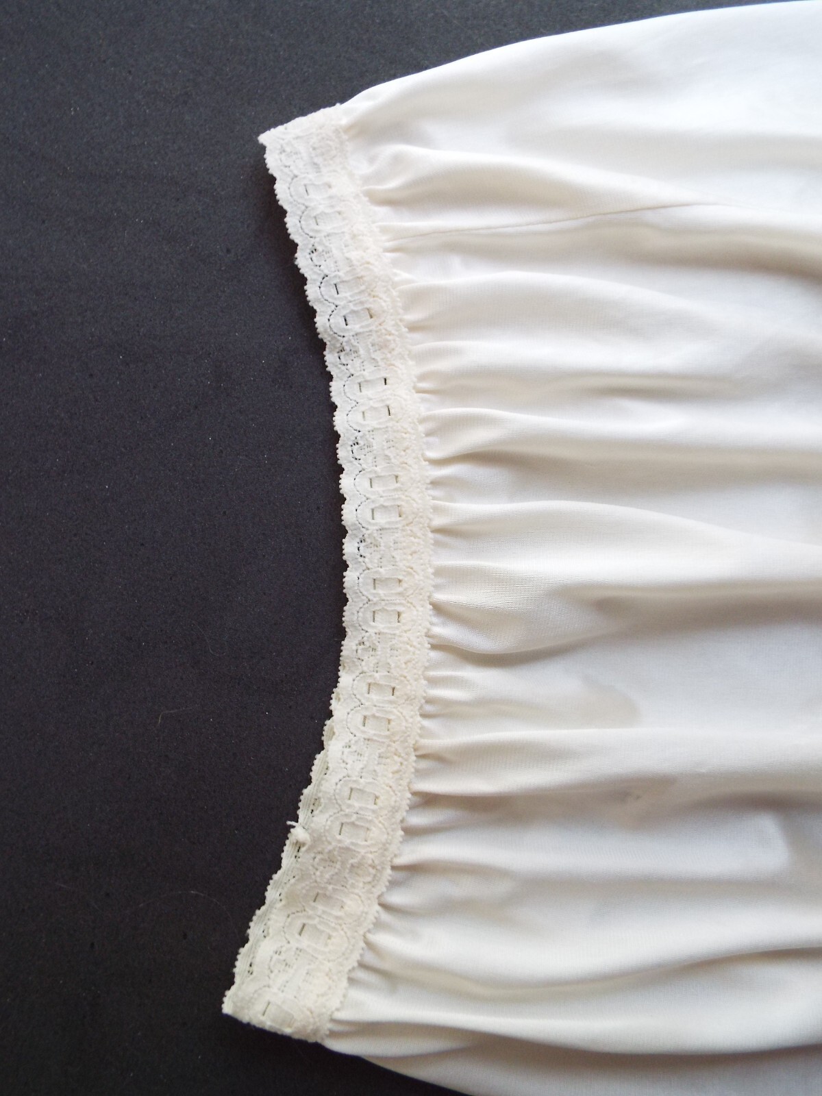 Sears White Half the doesn’t slip slip Medium 24 inch length Pre-owned