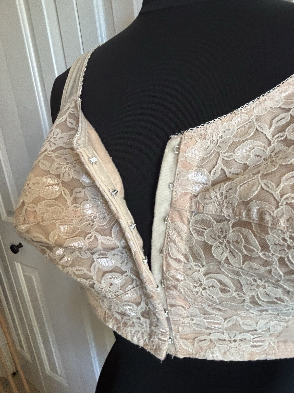 Vintage Bra 7 Front Hooks 38B No Wire Elastic Back Lace Cups Cotton Blend Lining