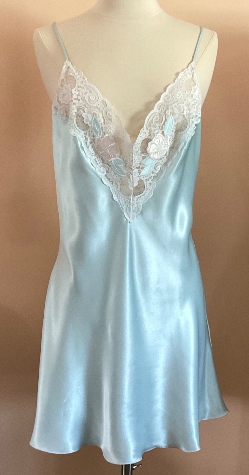 VTG VAL MODE LIGHT BLUE SHORT POLY NIGHTGOWN SZ MED LACE TRIM EXC COND USA
