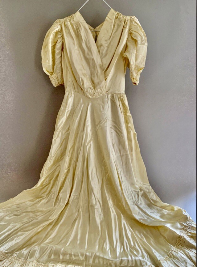 1902 VICTORIAN SILK SATIN WEDDING DRESS WITH LONG TRAIN & VEIL