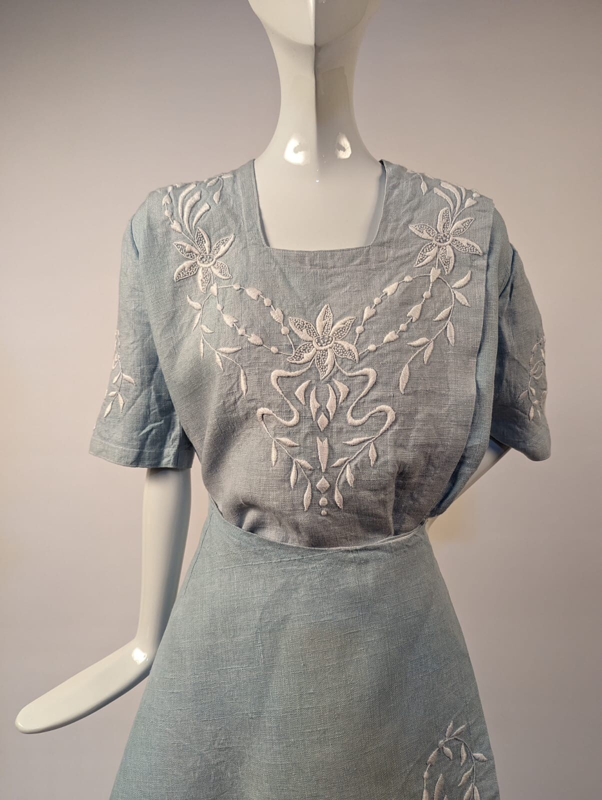 MUSEUM QUALITY EDWARDIAN BLUE LINEN DRESS W WHITE HAND EMBROIDERY