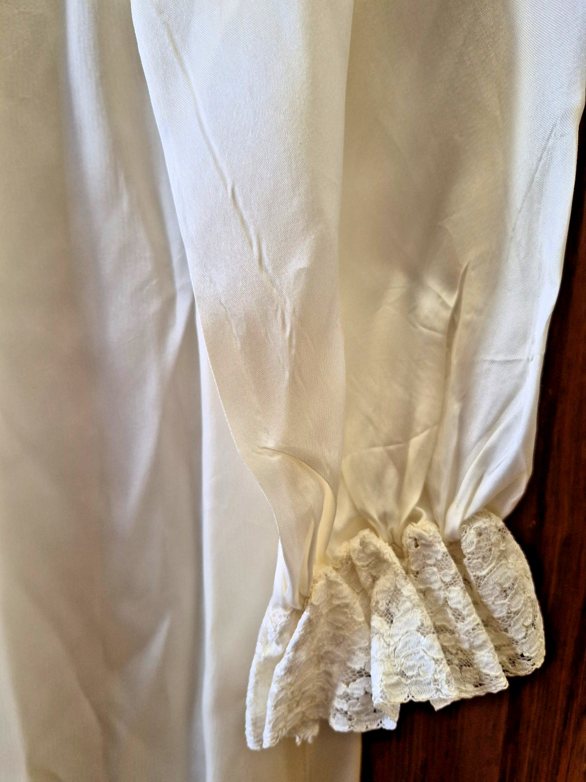 VINTAGE NEGLIGEE ROBE IVORY WHITE 1950’s SILKY SATIN/LACE/TULLE BY “TULA”