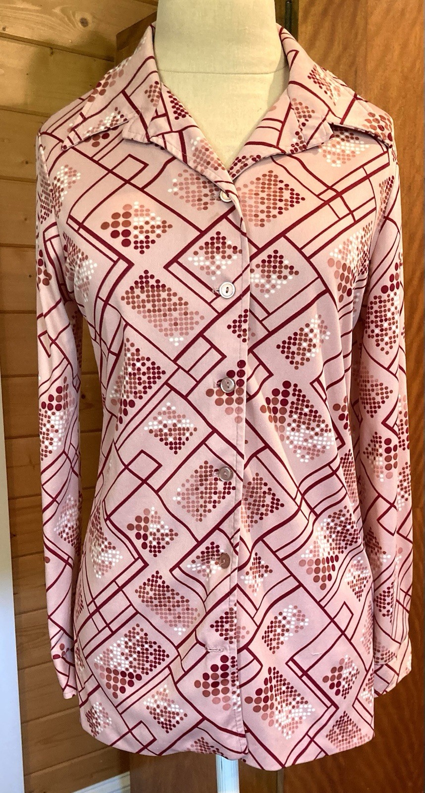 Vintage 1970s disco blouse dagger collar maroon pink abstract print poly B 40