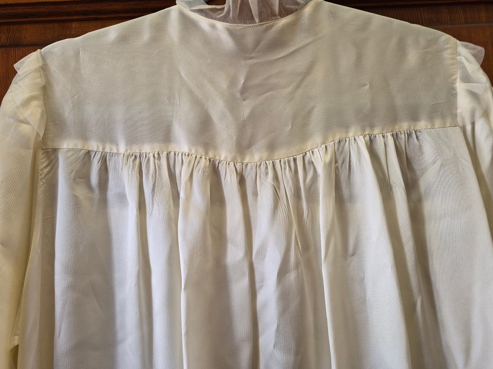 VINTAGE NEGLIGEE ROBE IVORY WHITE 1950’s SILKY SATIN/LACE/TULLE BY “TULA”