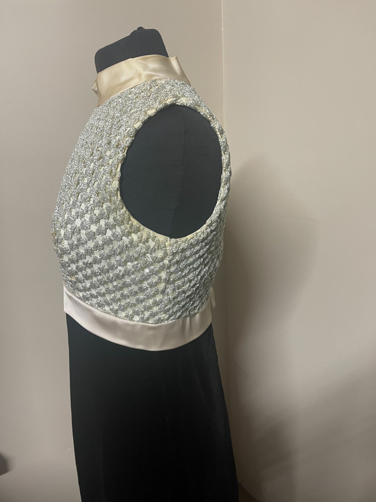 Vintage Sleeveless Black and Silver Evening Gown Formal Dress Size 10